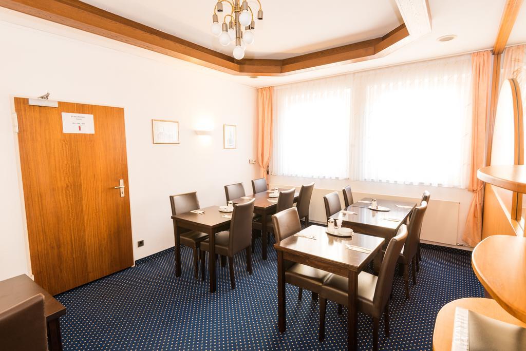 Hotel Am Friedensplatz Щутгарт Екстериор снимка